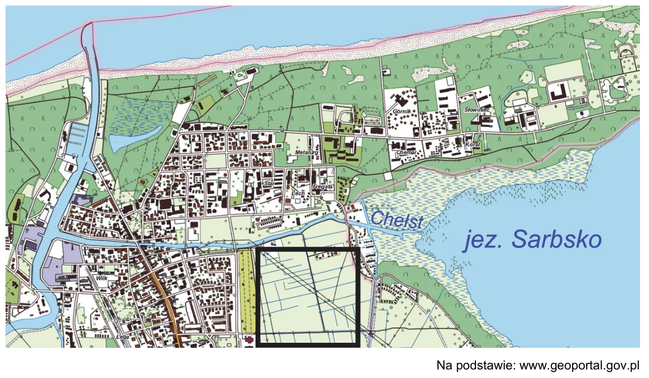 Plan fragmentu Łeby nad jeziorem Sarbsko z obszarem otoczonym czarną linią, na którym widać zabudowę, rzekę Chełst i brzeg jeziora.