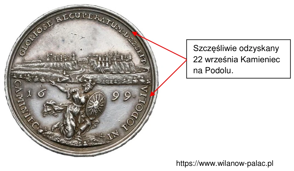Rewers medalu z widokiem twierdzy, postacią z tarczą i datą 1699; łaciński napis przetłumaczono w objaśnieniu: „Szczęśliwie odzyskany 22 września Kamieniec na Podolu”.