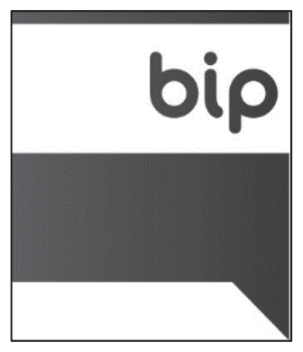 Logo w kształcie prostokąta ze ściętym rogiem: u góry napis „bip” na jasnym tle, u dołu ciemny pas.